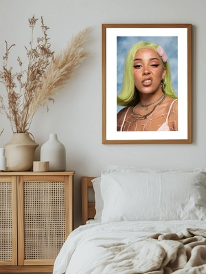 Экспрессивный портрет Doja Cat с зеленым оттенком волос - 5