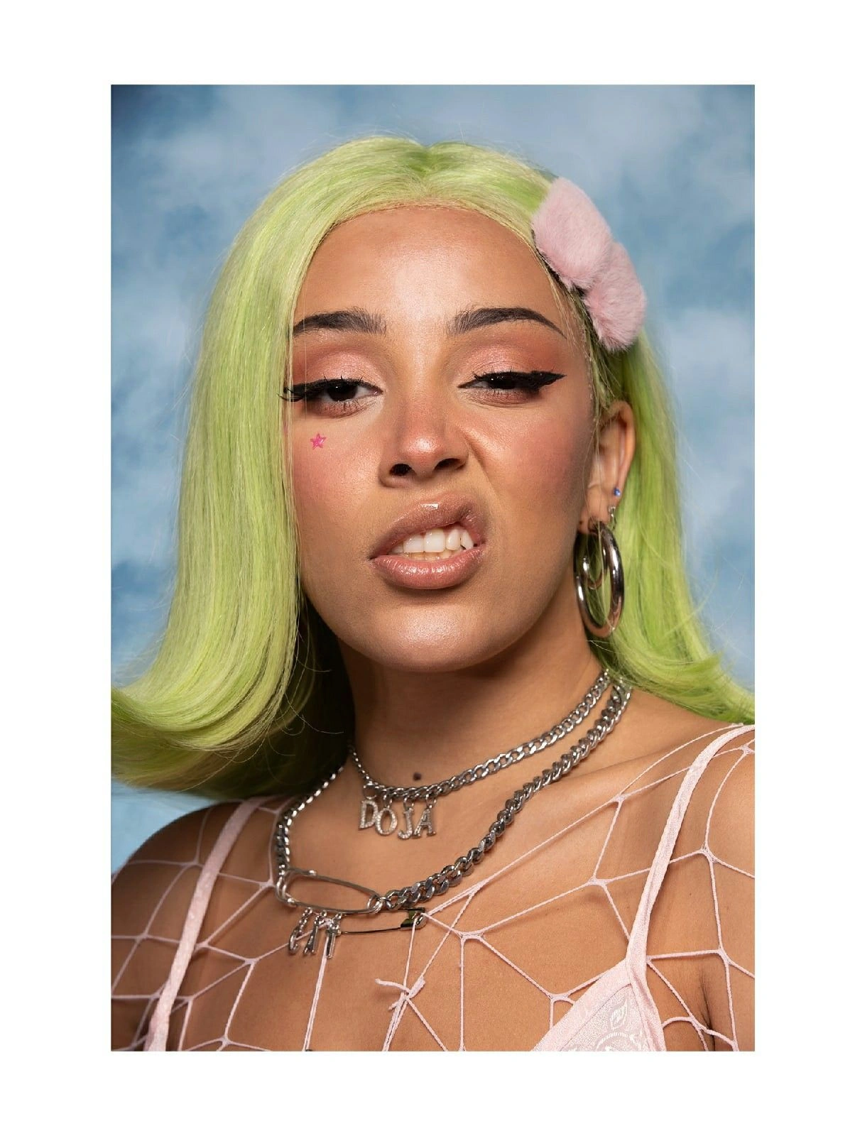 Экспрессивный портрет Doja Cat с зеленым оттенком волос - 1