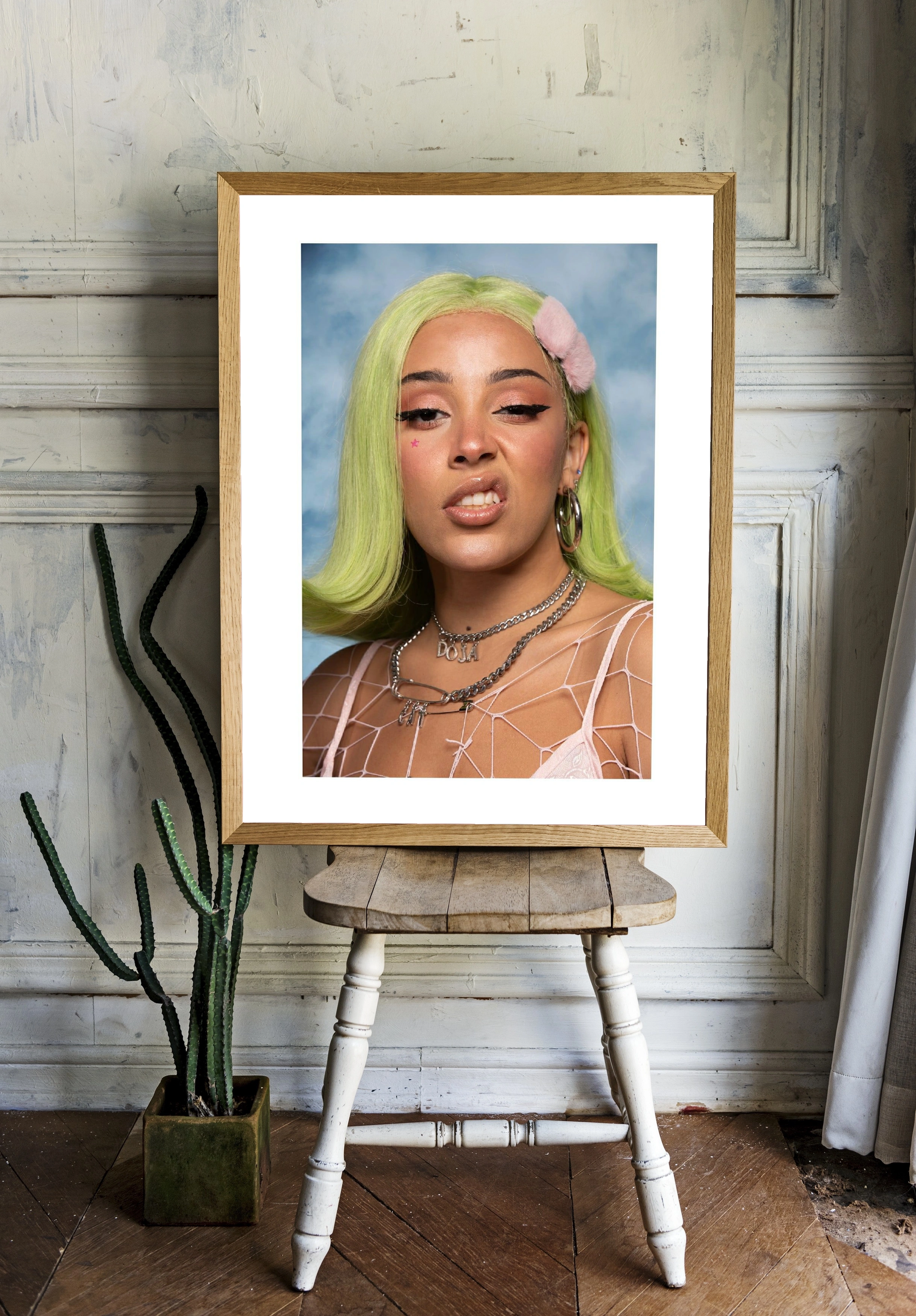 Экспрессивный портрет Doja Cat с зеленым оттенком волос - 2
