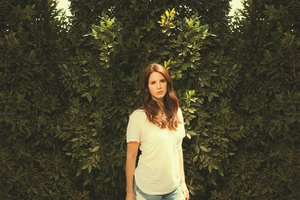 Портрет Lana Del Rey на фоне зелёной листвы - 1