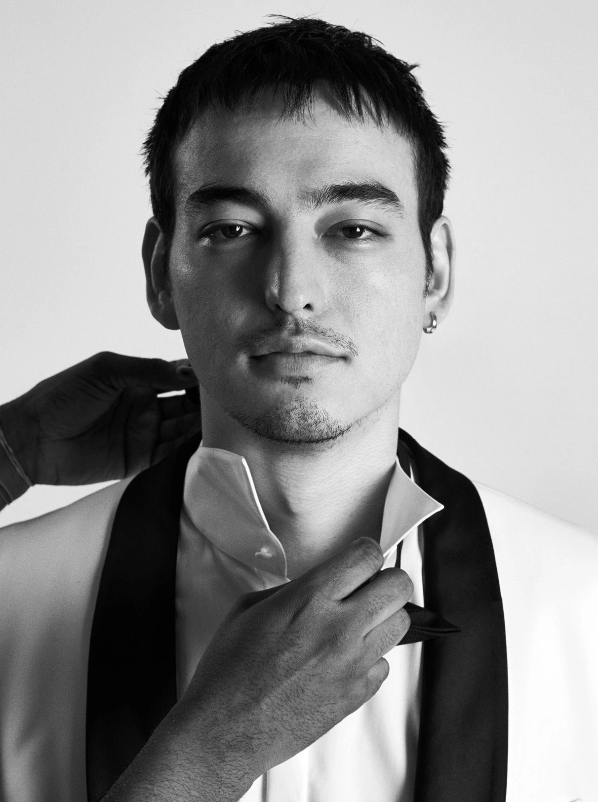 Портрет Joji в монохроме - 1