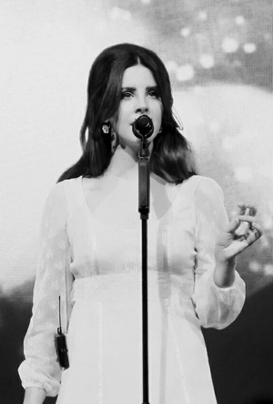 Портрет Lana Del Rey с микрофоном - 1