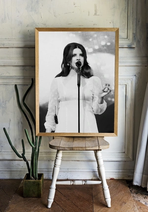 Портрет Lana Del Rey с микрофоном - 2