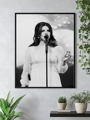 Портрет Lana Del Rey с микрофоном - 4