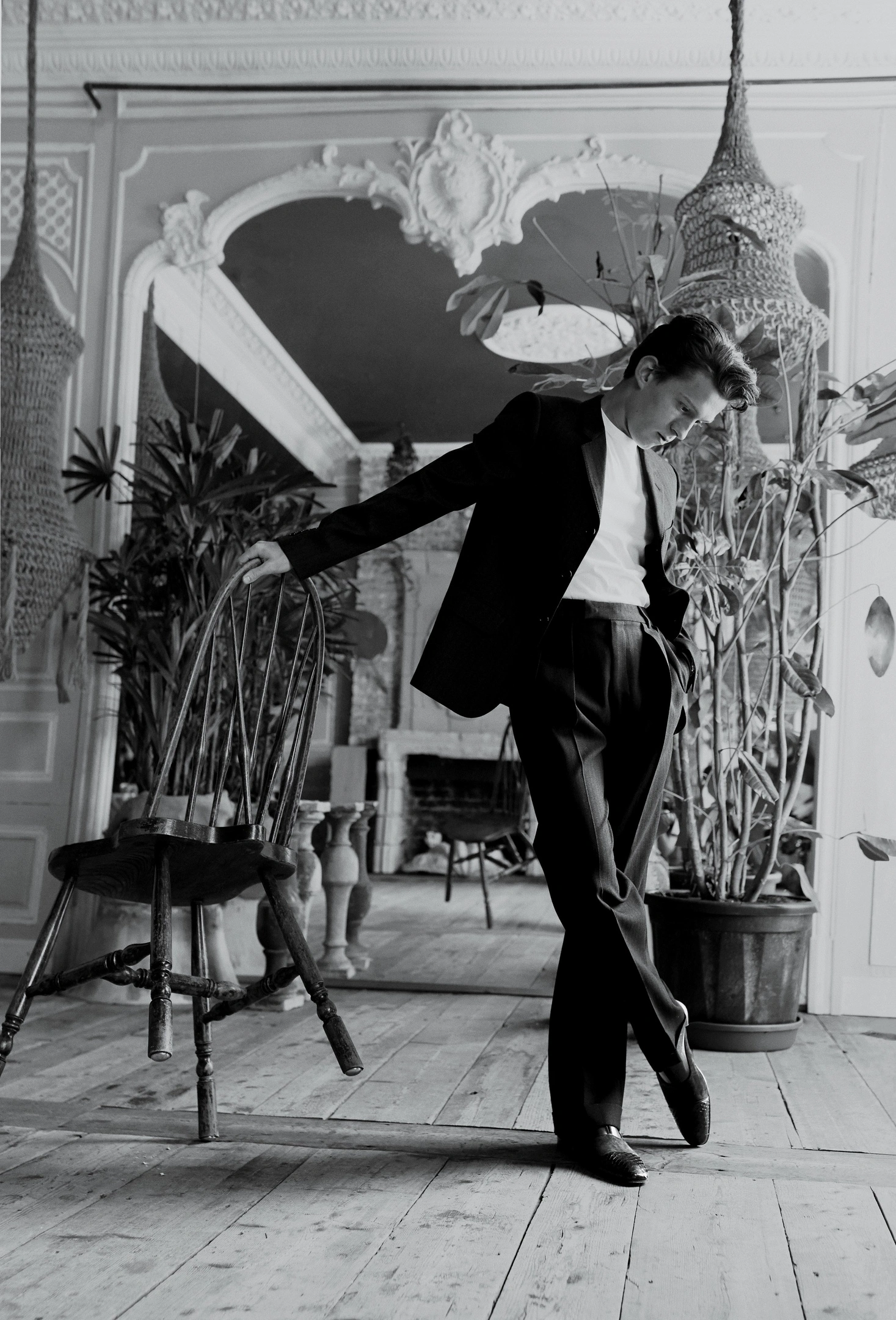 Том Холланд в классическом костюме - 1