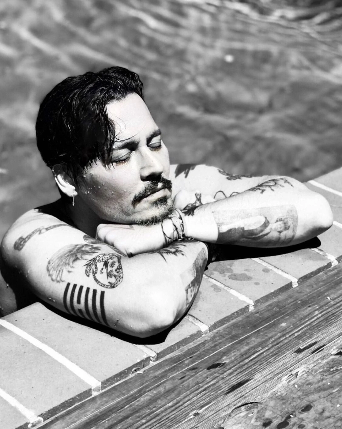 Джонни Деппа в бассейне - 1