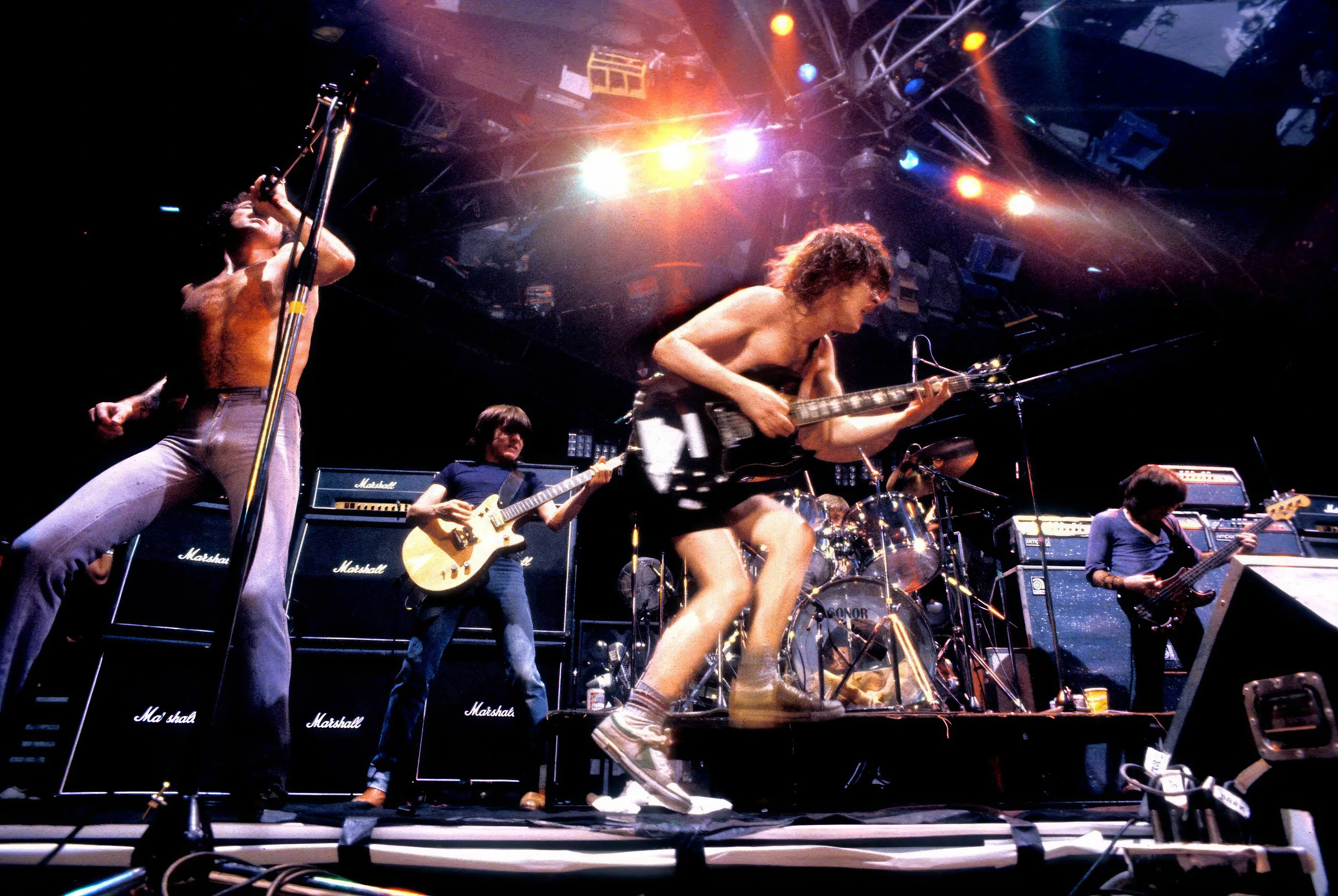 Взрывное живое выступление AC/DC – Ангус Янг в прыжке - 1