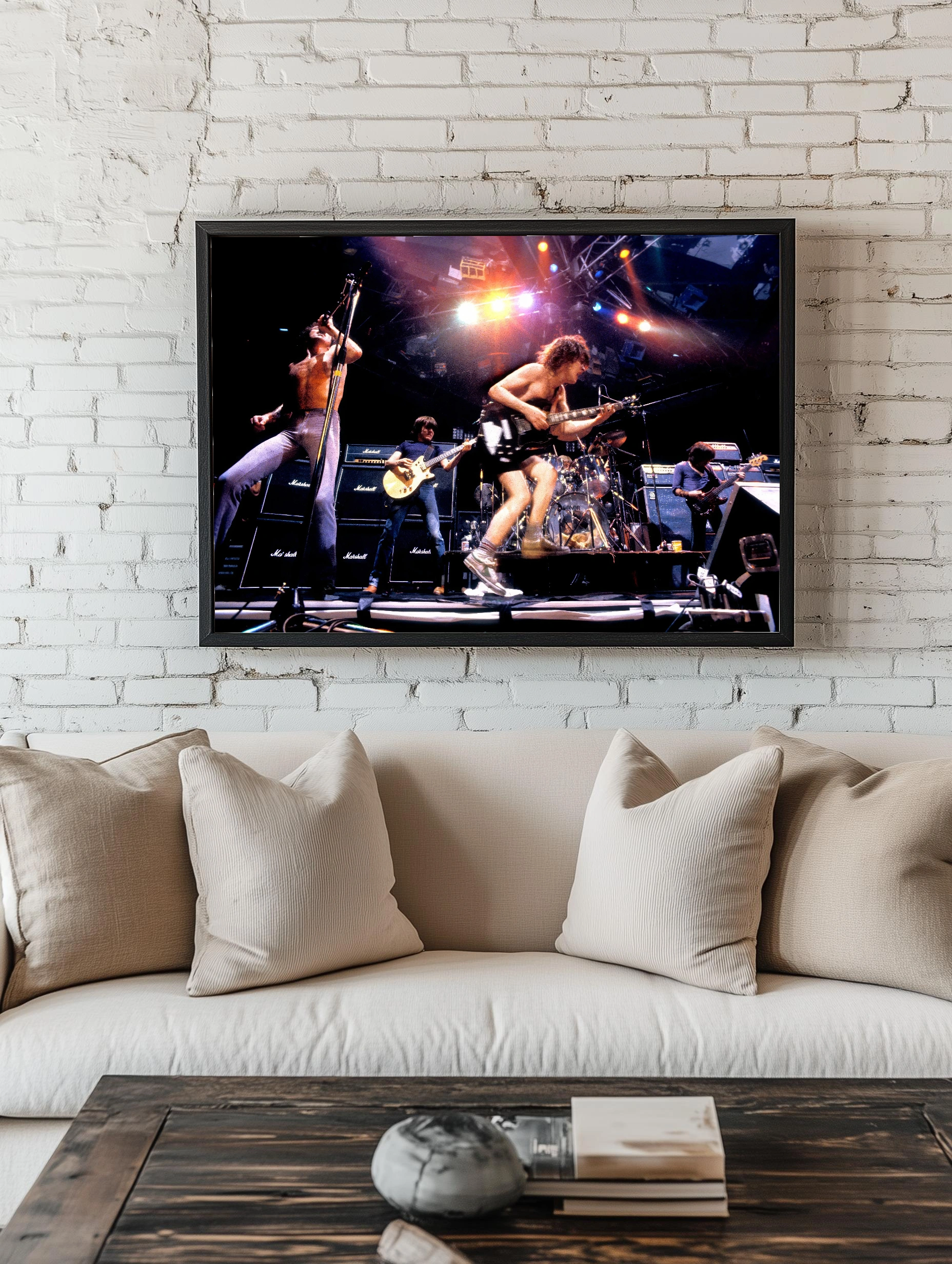 Взрывное живое выступление AC/DC – Ангус Янг в прыжке - 2