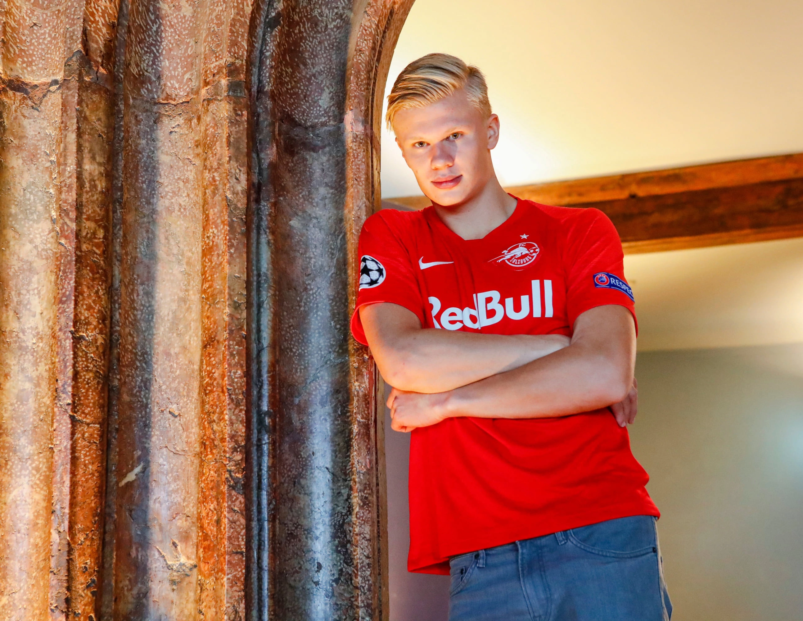Эрлинг Холанд в красной футболке RedBull - 1