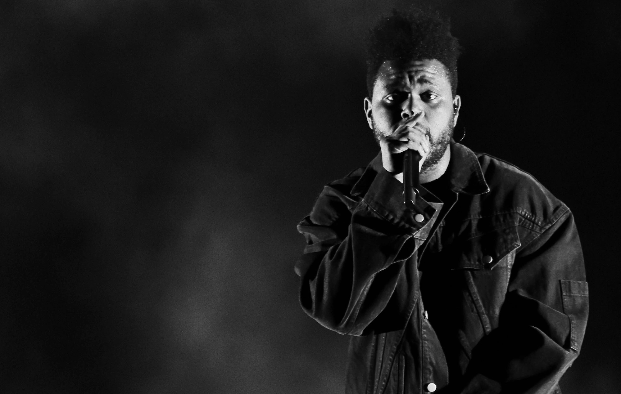 The Weeknd — Портрет исполнителя в черно-белом стиле - 1