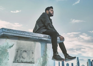 The Weeknd на фоне неба и городской архитектуры - 1