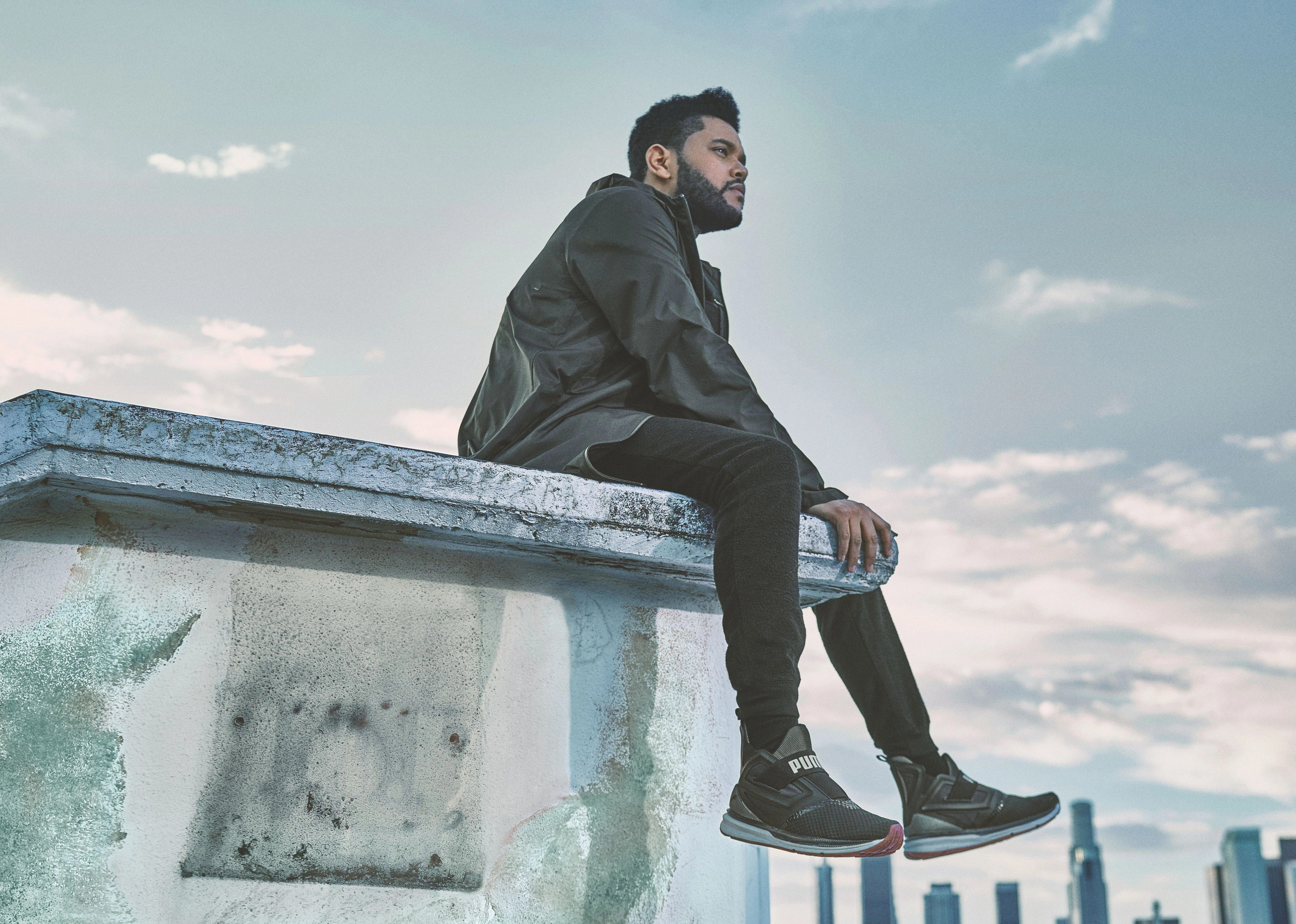 The Weeknd на фоне неба и городской архитектуры - 1