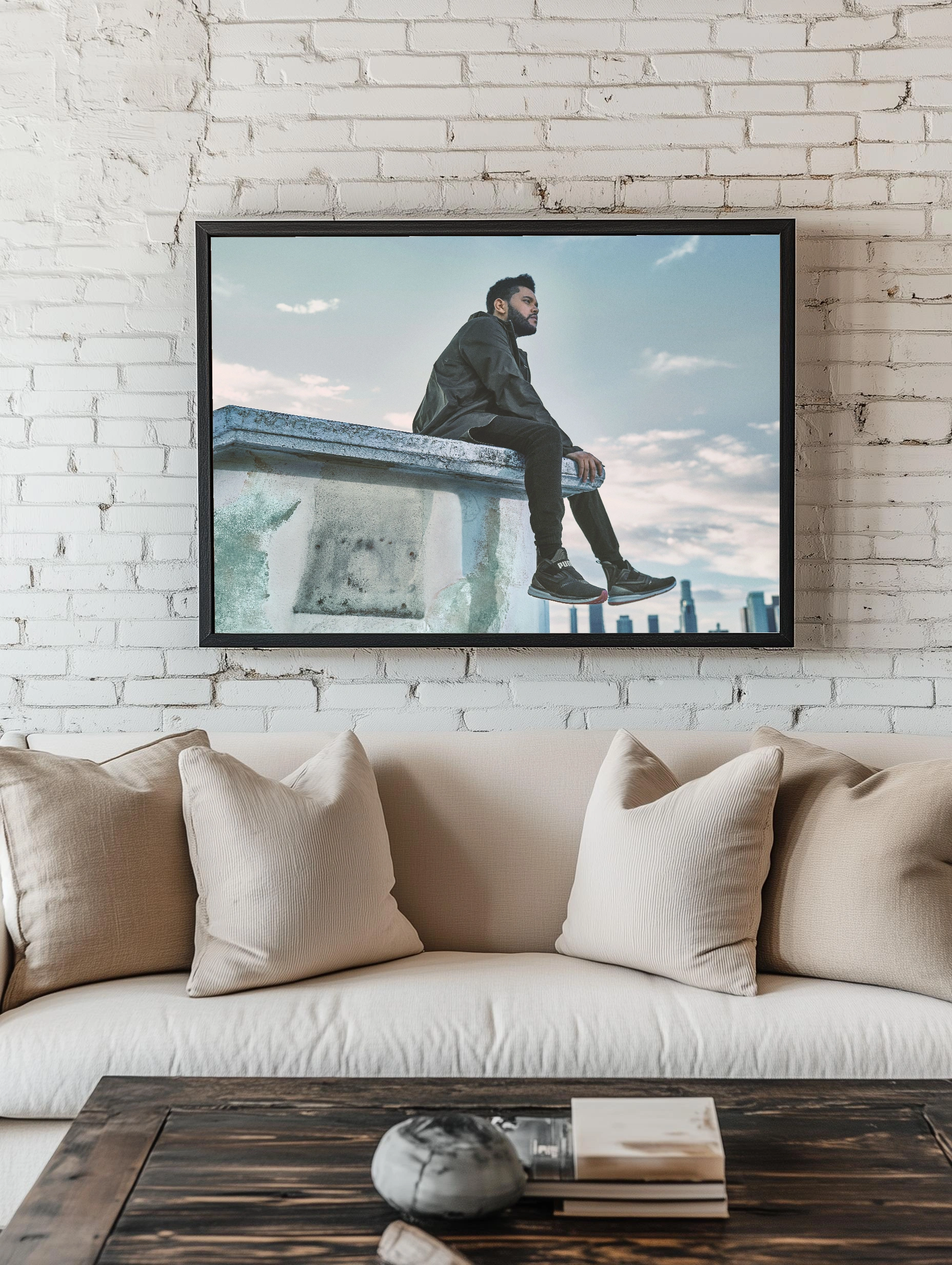 The Weeknd на фоне неба и городской архитектуры - 2