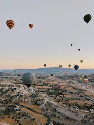 Пейзаж с воздушными шарами в закатных тонах - 1