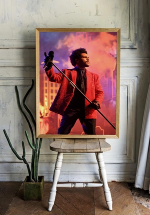The Weeknd в красном костюме на сцене - 2