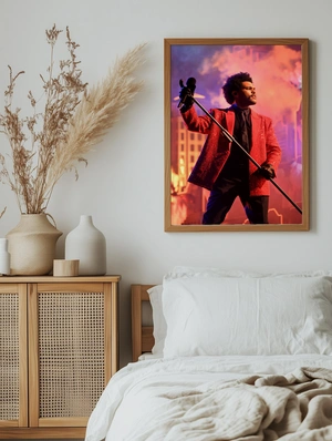 The Weeknd в красном костюме на сцене - 5