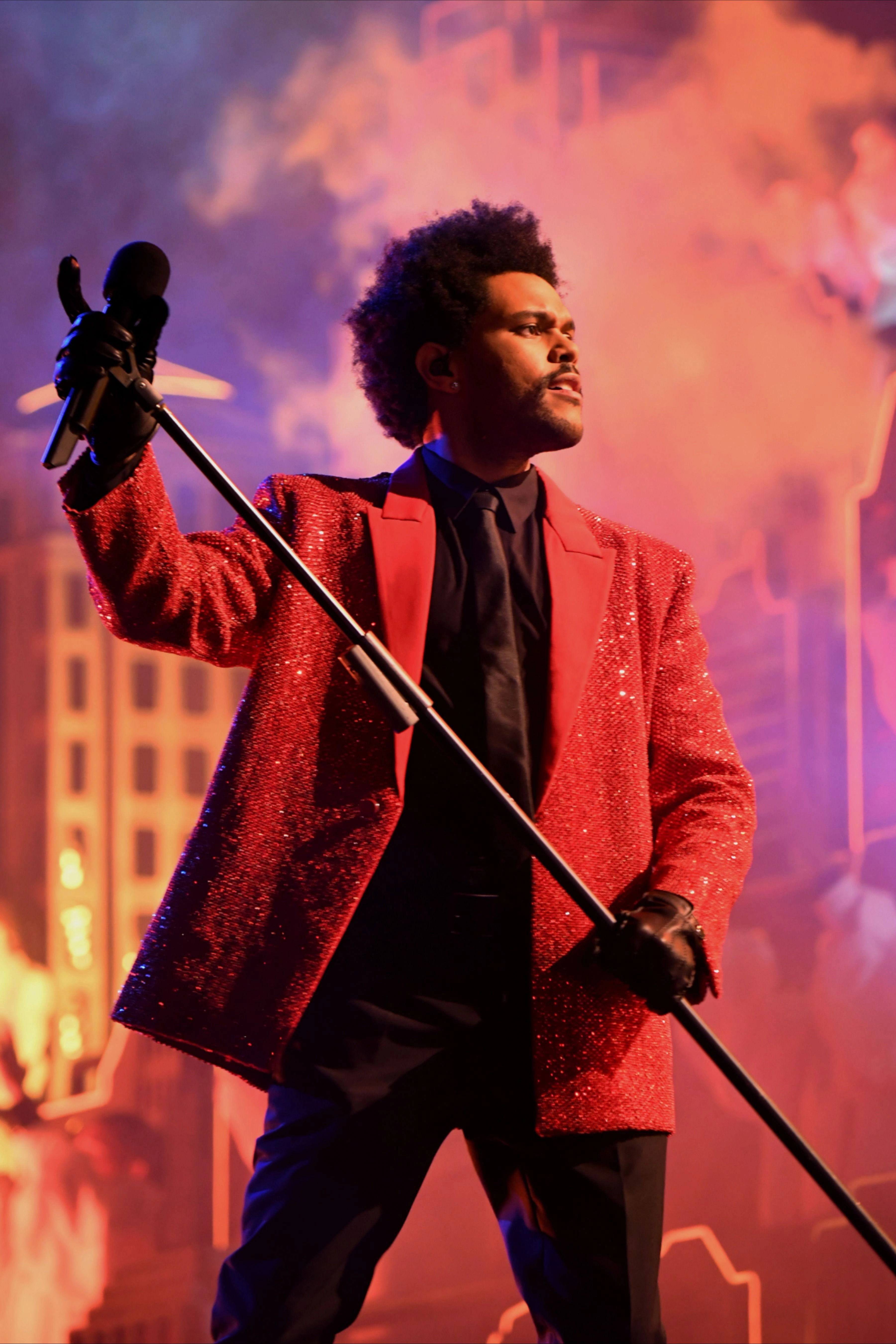 The Weeknd в красном костюме на сцене - 1