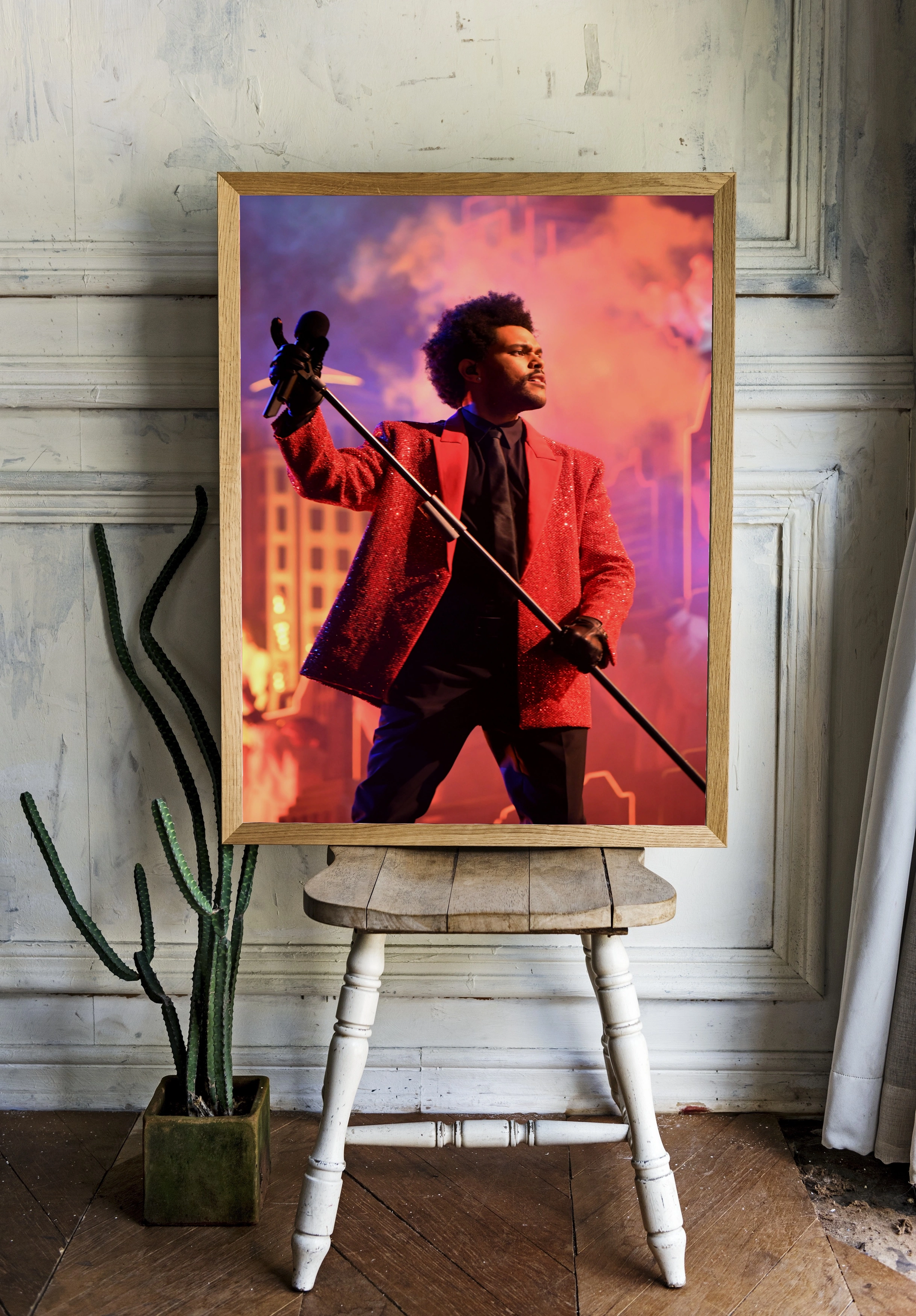 The Weeknd в красном костюме на сцене - 2