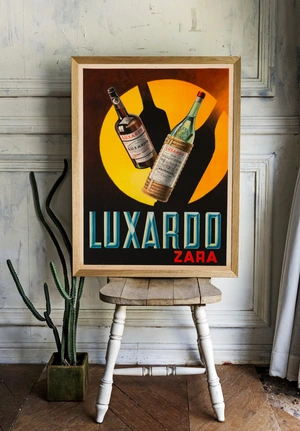 Бутылки Luxardo Zara на черном фоне с оранжевым кругом - 2