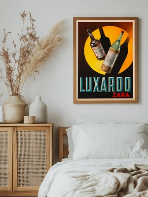 Бутылки Luxardo Zara на черном фоне с оранжевым кругом - 5