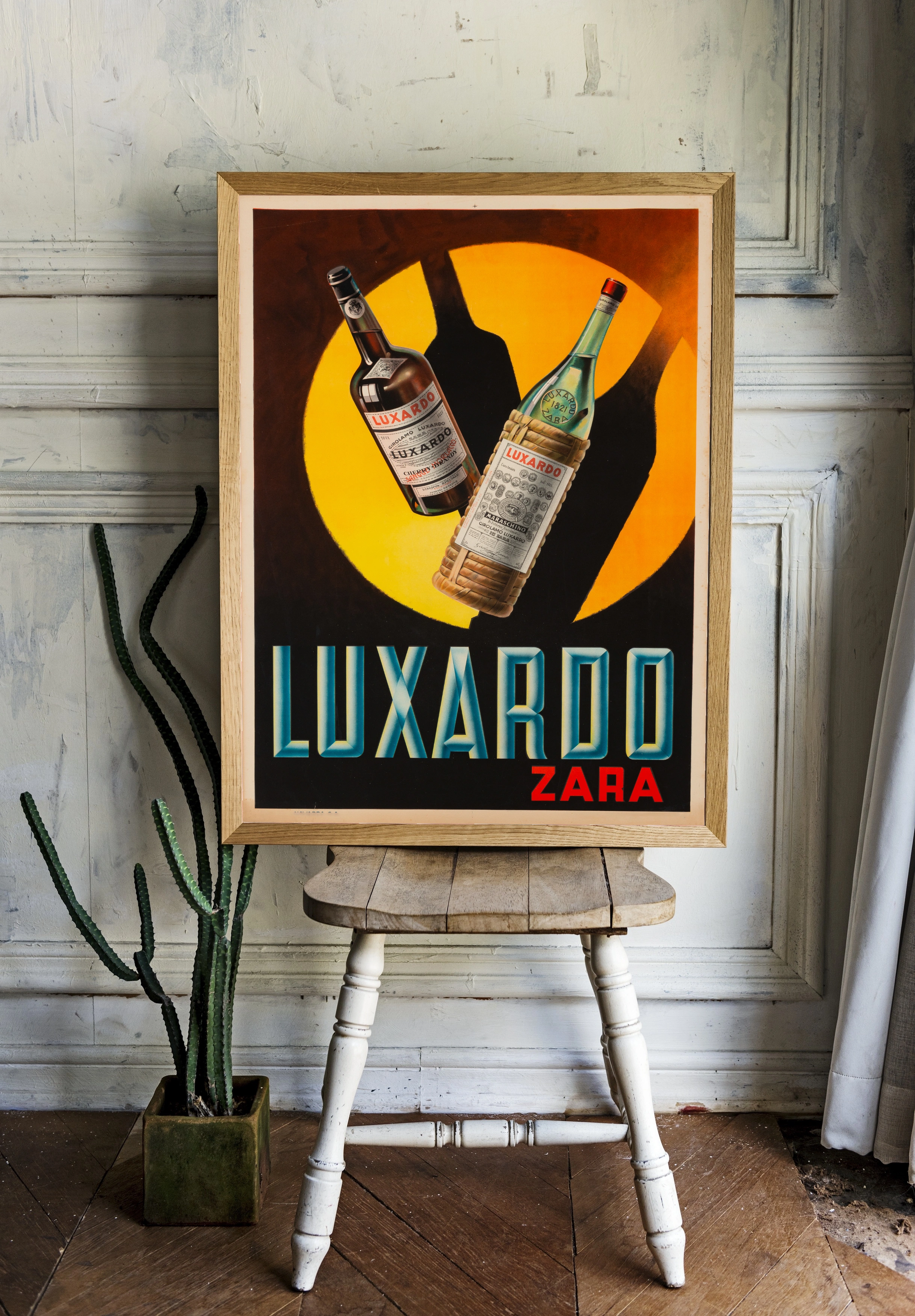 Бутылки Luxardo Zara на черном фоне с оранжевым кругом - 2