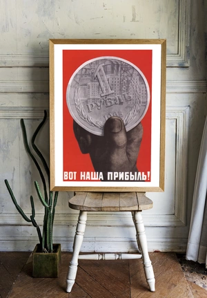Крупный план рубля на красном фоне - 2