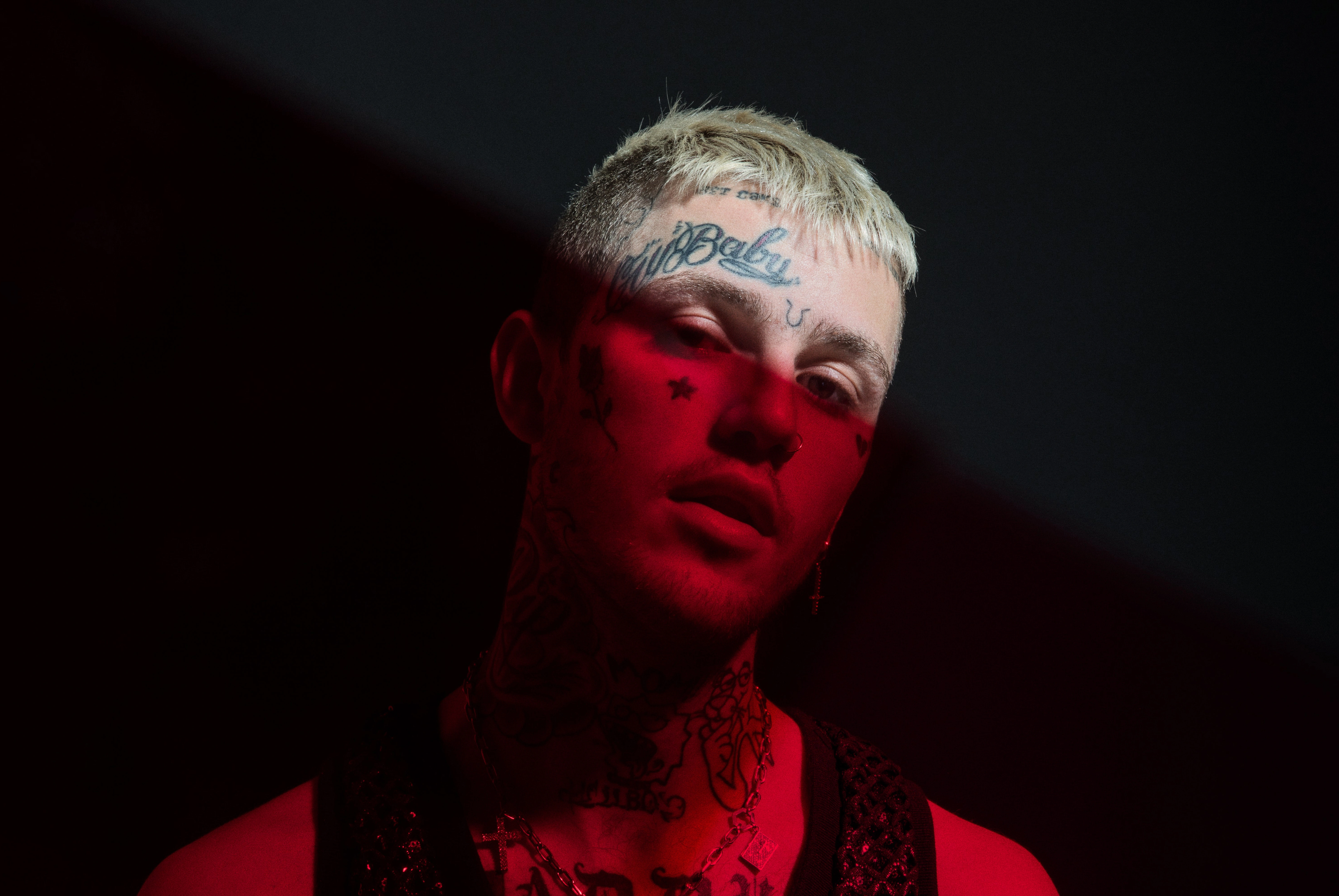 Темный портрет Lil Peep с красным светом - 1