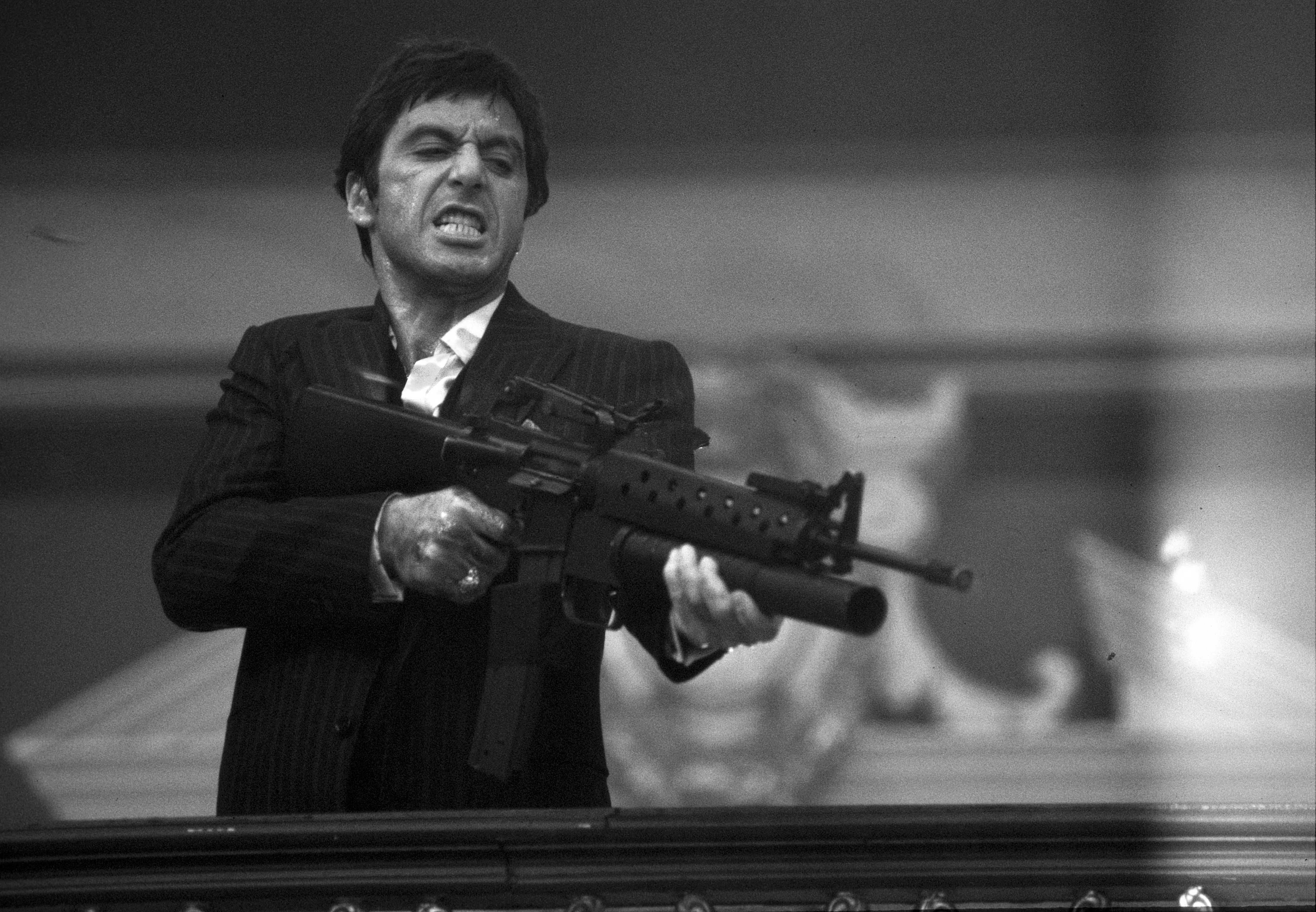 Тони Монтана в напряжённой сцене - 1