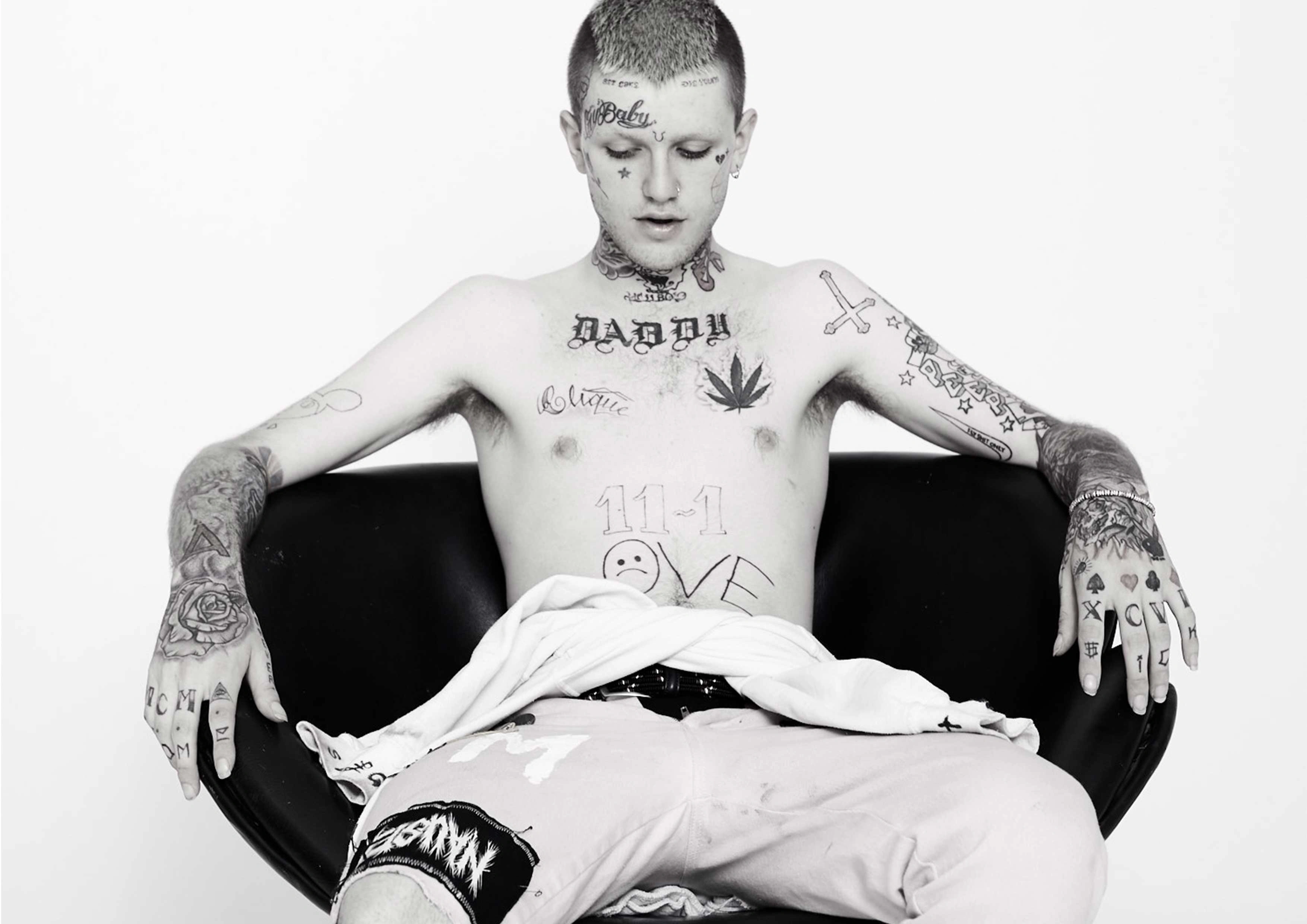 Lil Peep в кресле - 1