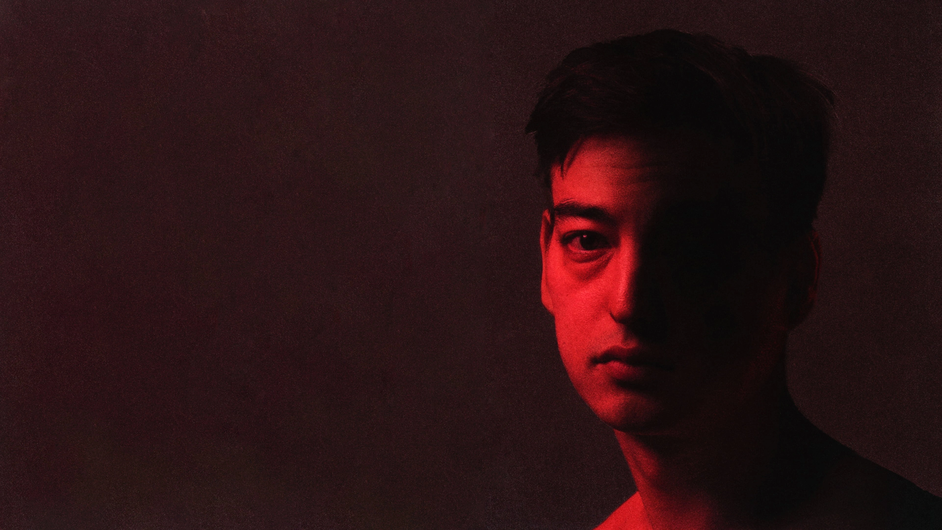 Портрет Joji в красном свете - 1