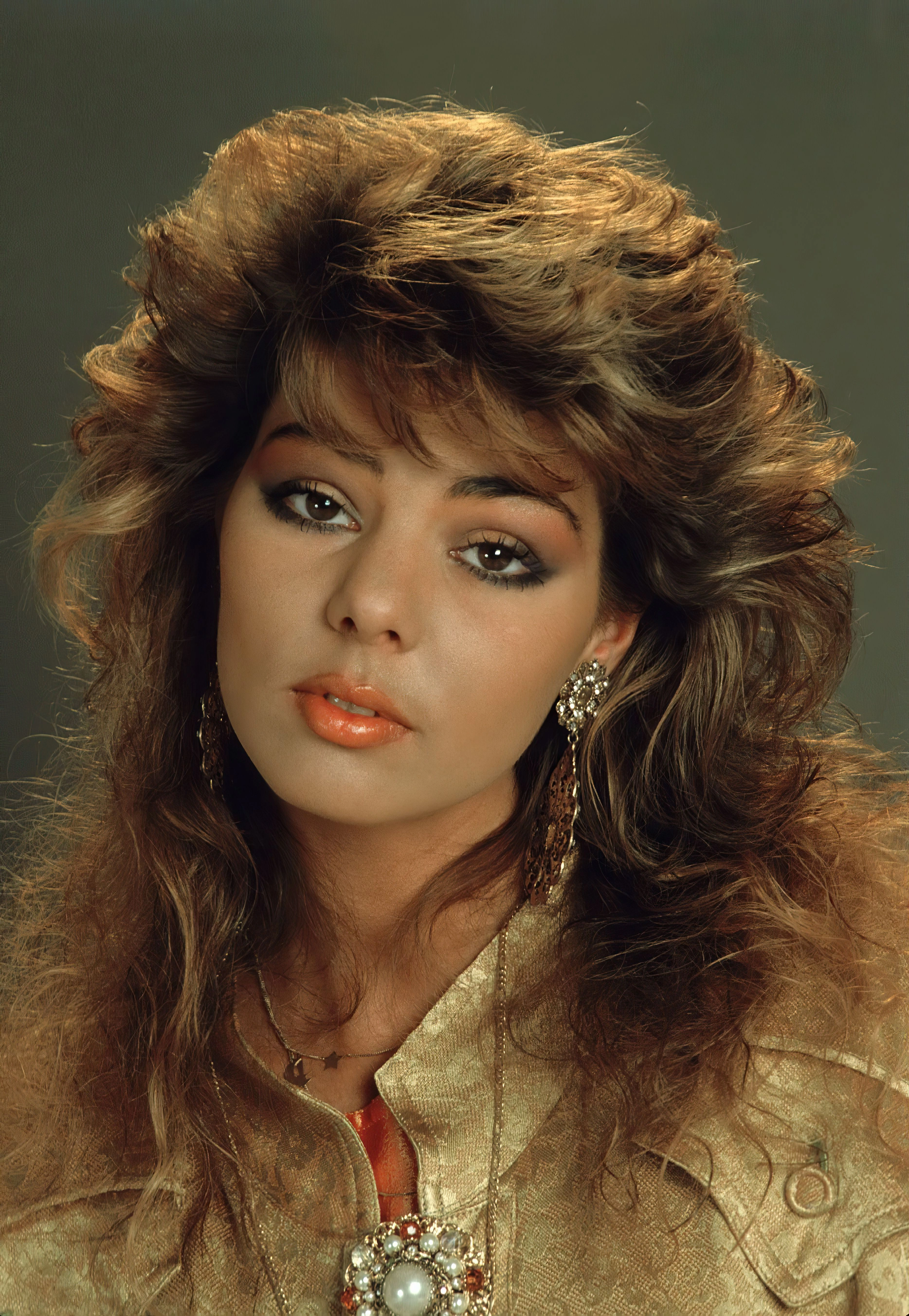 Sandra в золотом образе - 1