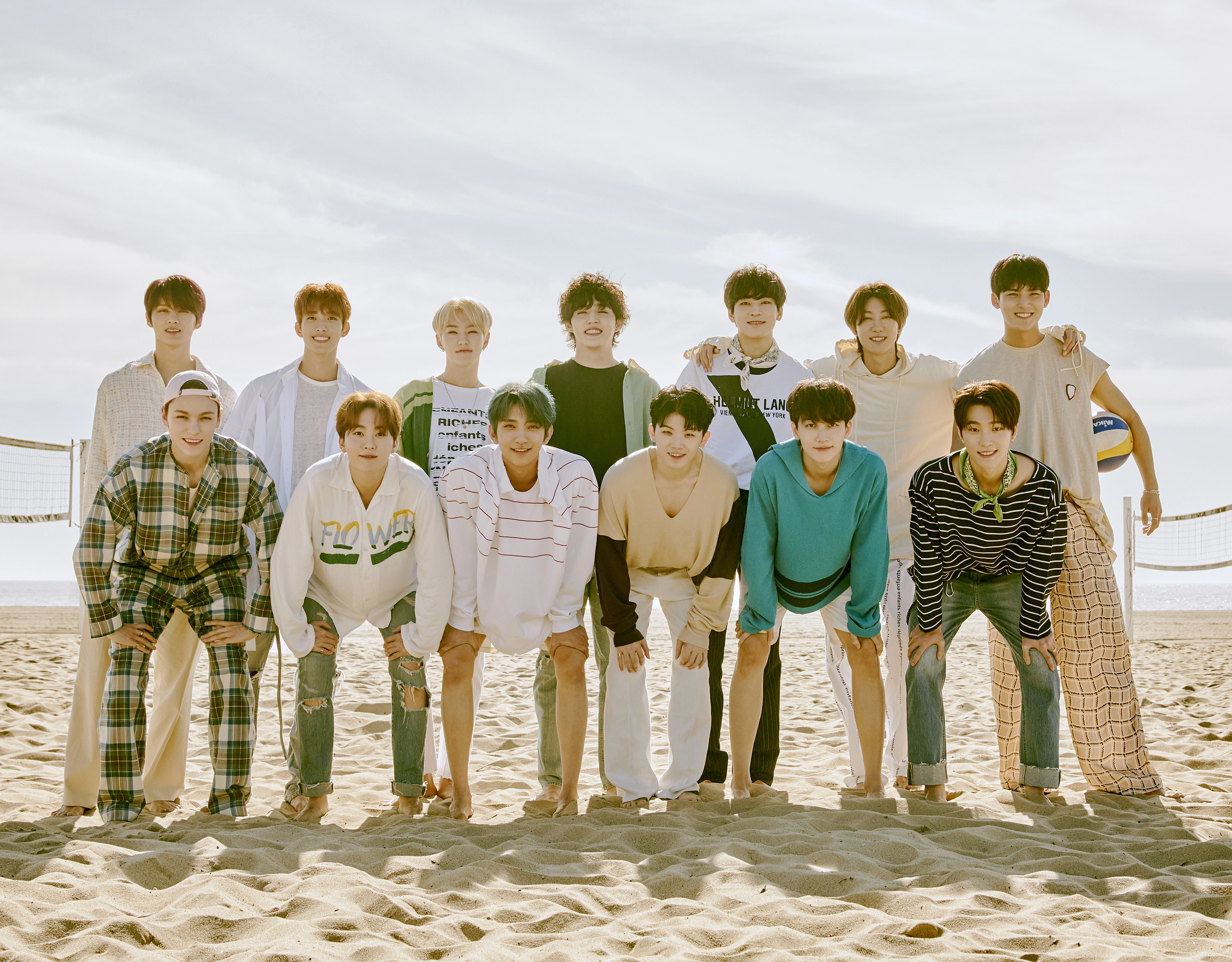 K-pop группа SEVENTEEN на пляже - 1