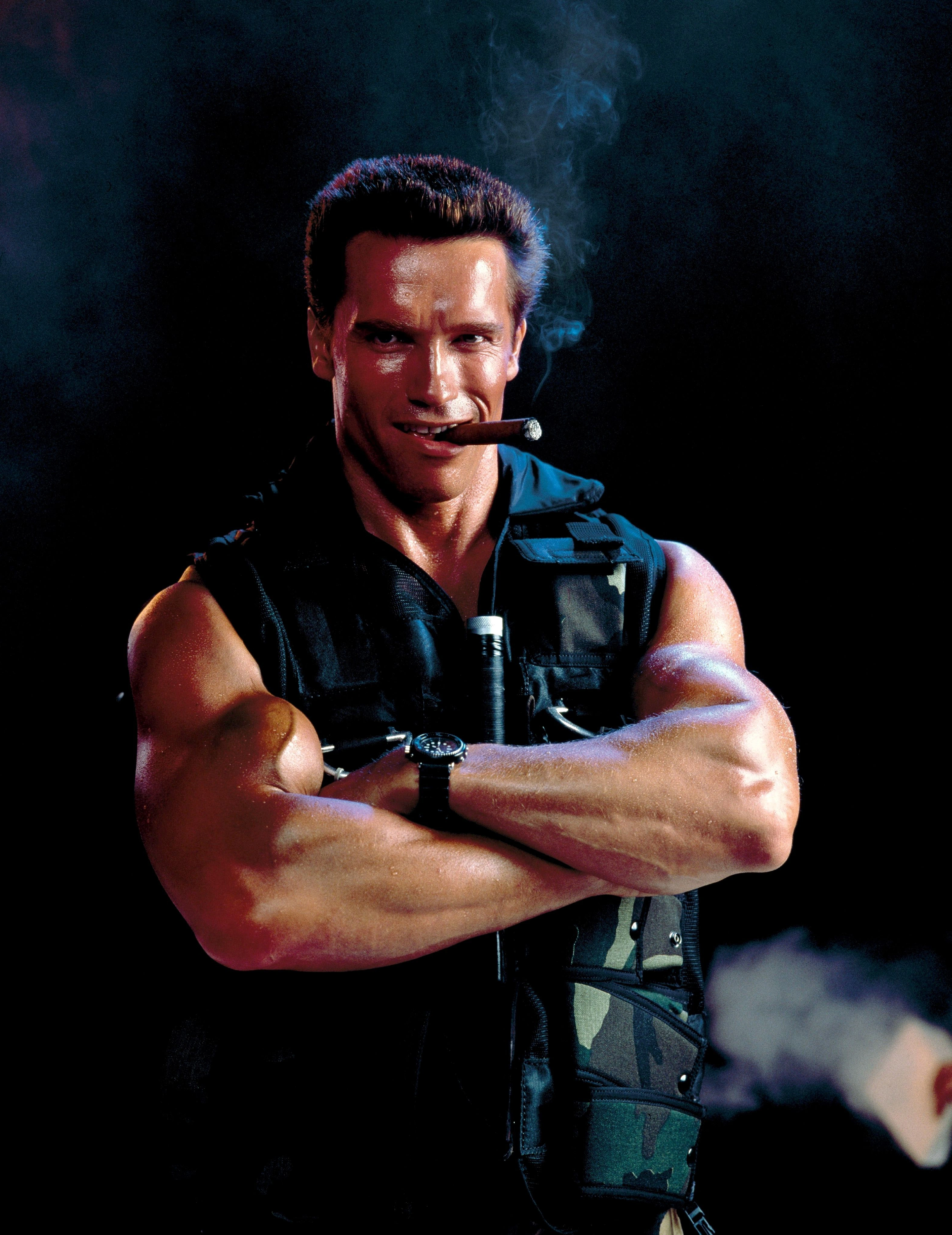 Арнольд Шварценеггер с сигарой - 1