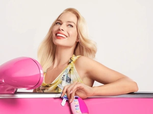 Марго Робби в образе Барби - 1