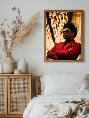 Стильный городской портрет The Weeknd  в красном - 5