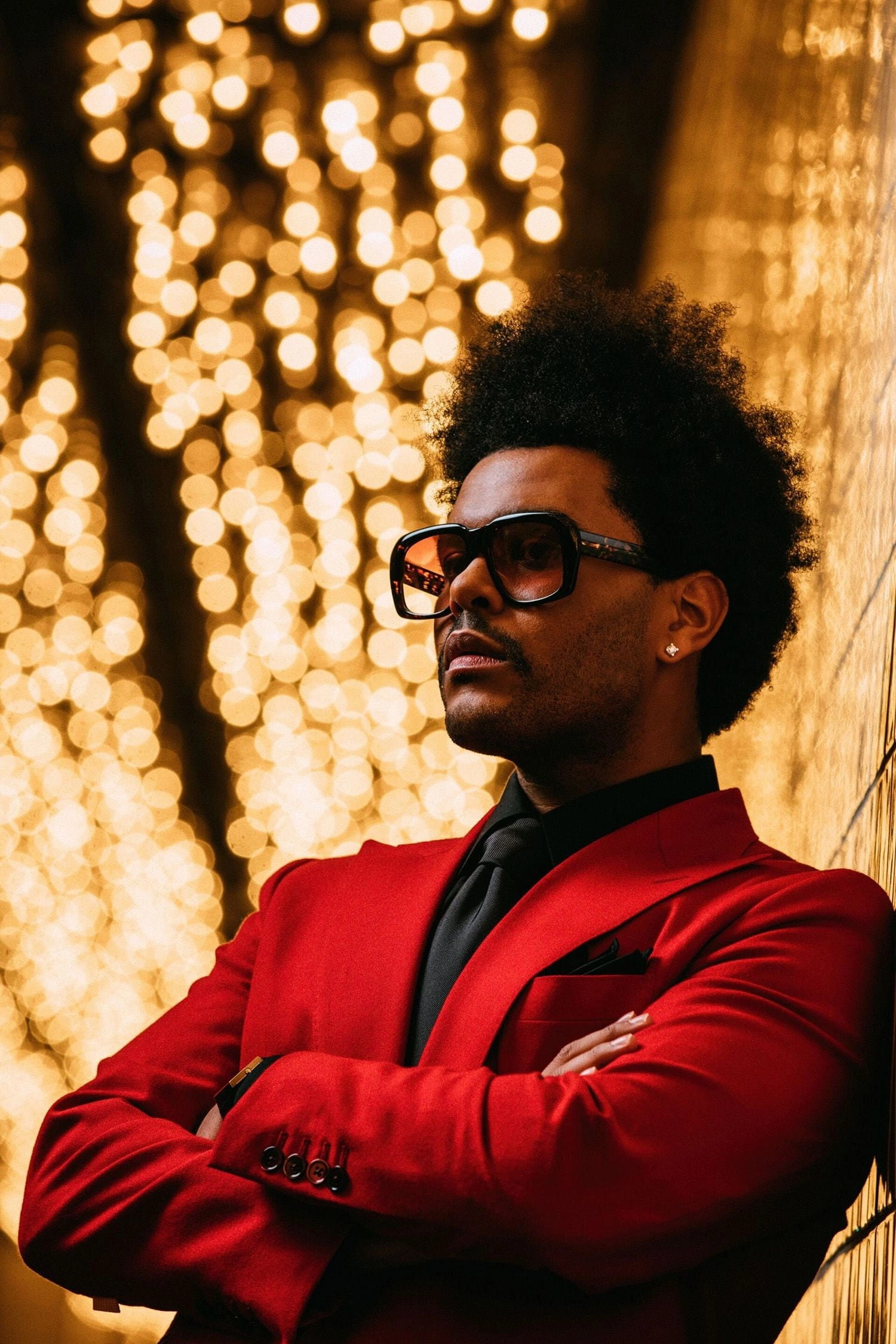 Стильный городской портрет The Weeknd  в красном - 1