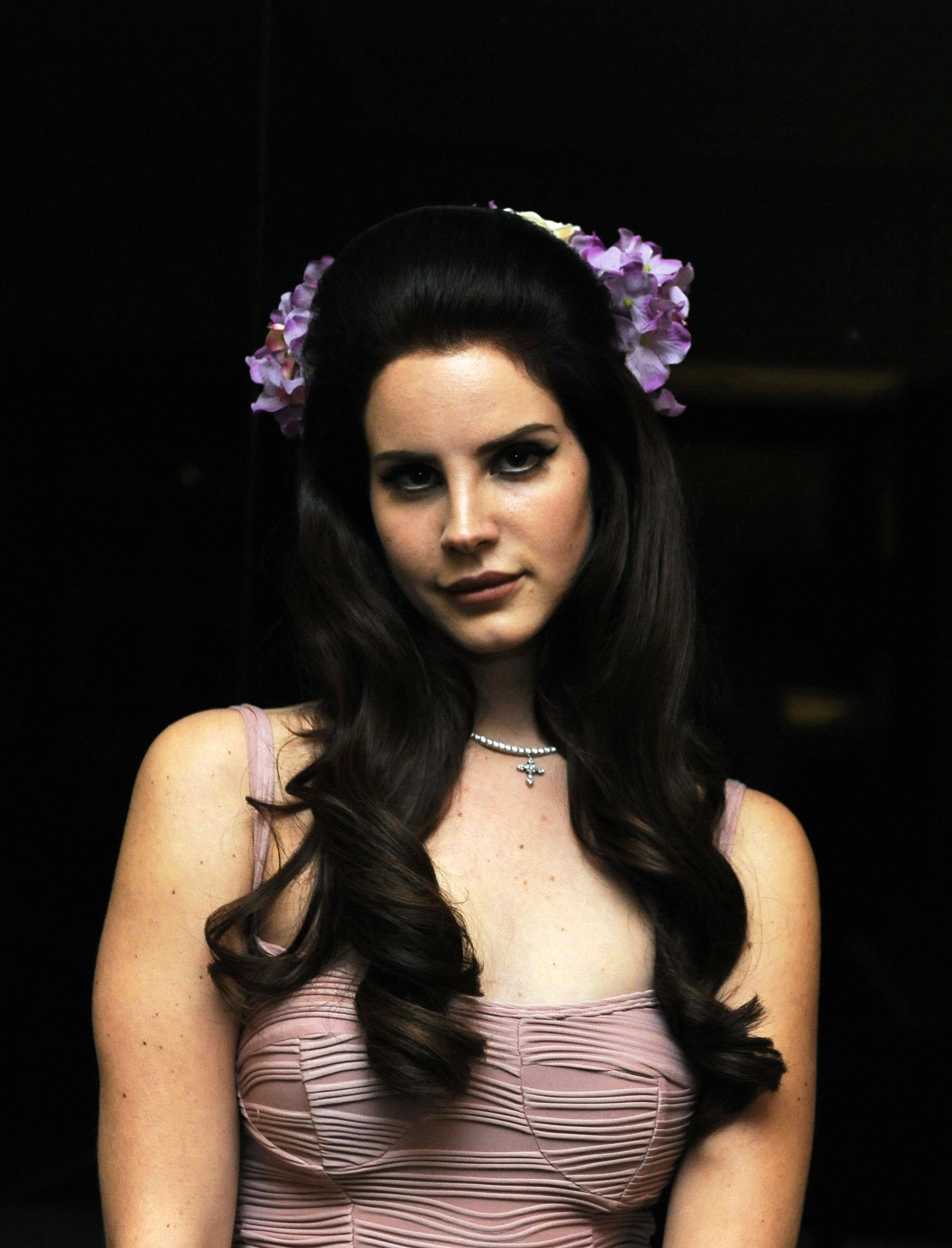 Lana Del Rey — Винтажное настроение с цветами - 1