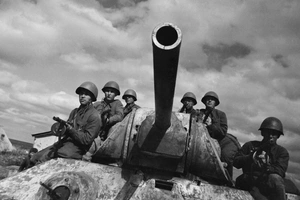 Солдаты сидящие на танке времен Второй мировой - 1