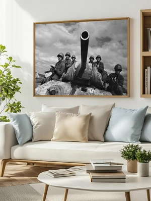 Солдаты сидящие на танке времен Второй мировой - 3