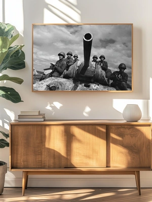 Солдаты сидящие на танке времен Второй мировой - 3