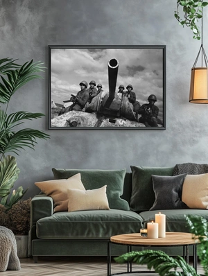 Солдаты сидящие на танке времен Второй мировой - 4