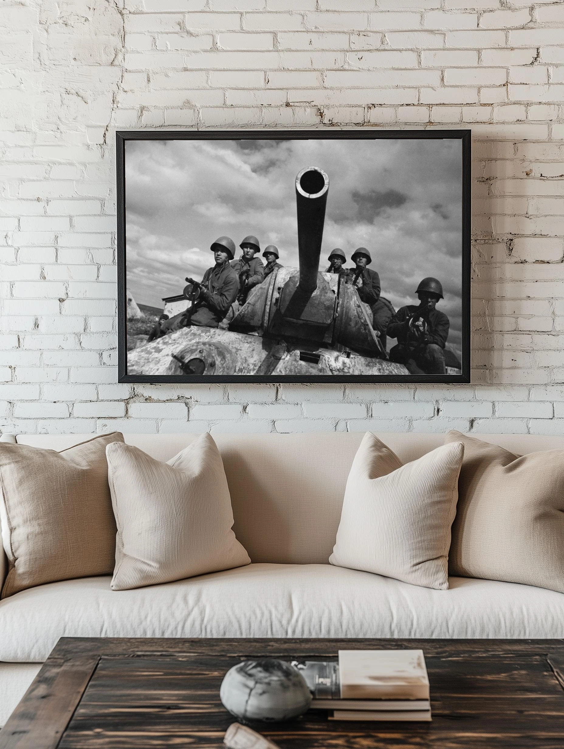 Солдаты сидящие на танке времен Второй мировой - 2