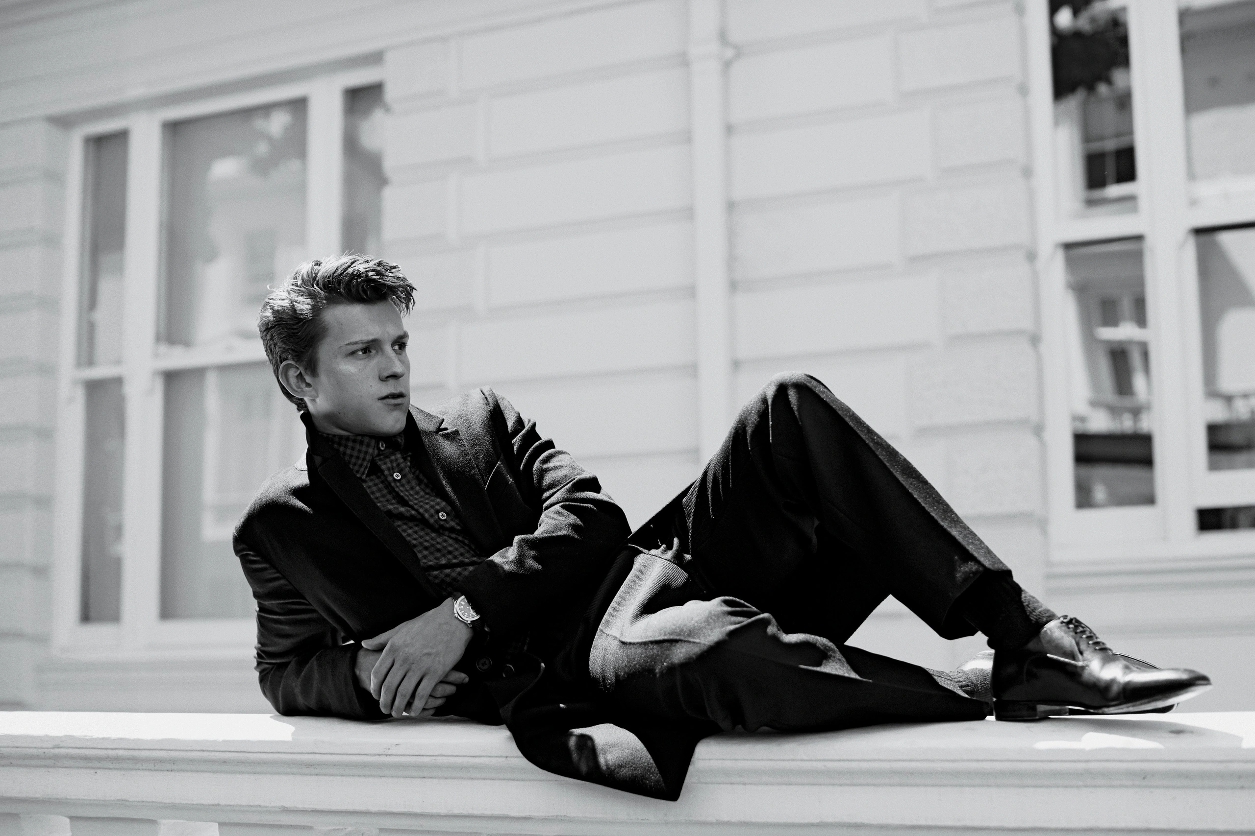 Том Холланд на фоне здания - 1