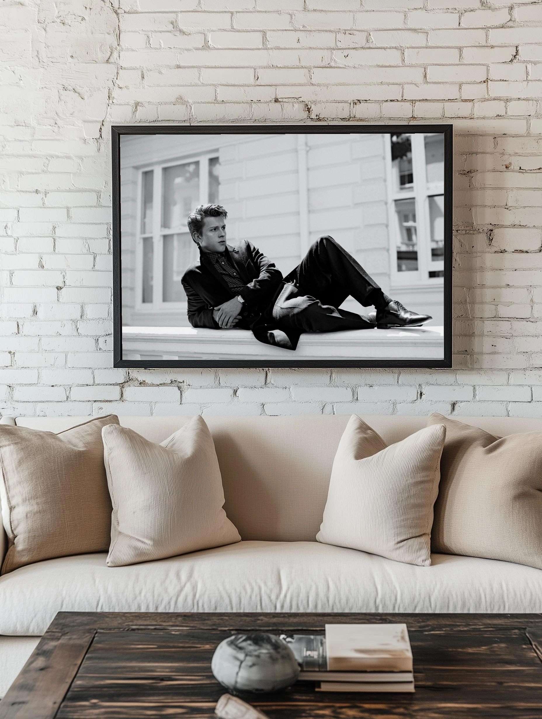 Том Холланд на фоне здания - 2