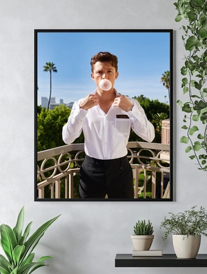 Том Холланд с жвачкой - 4