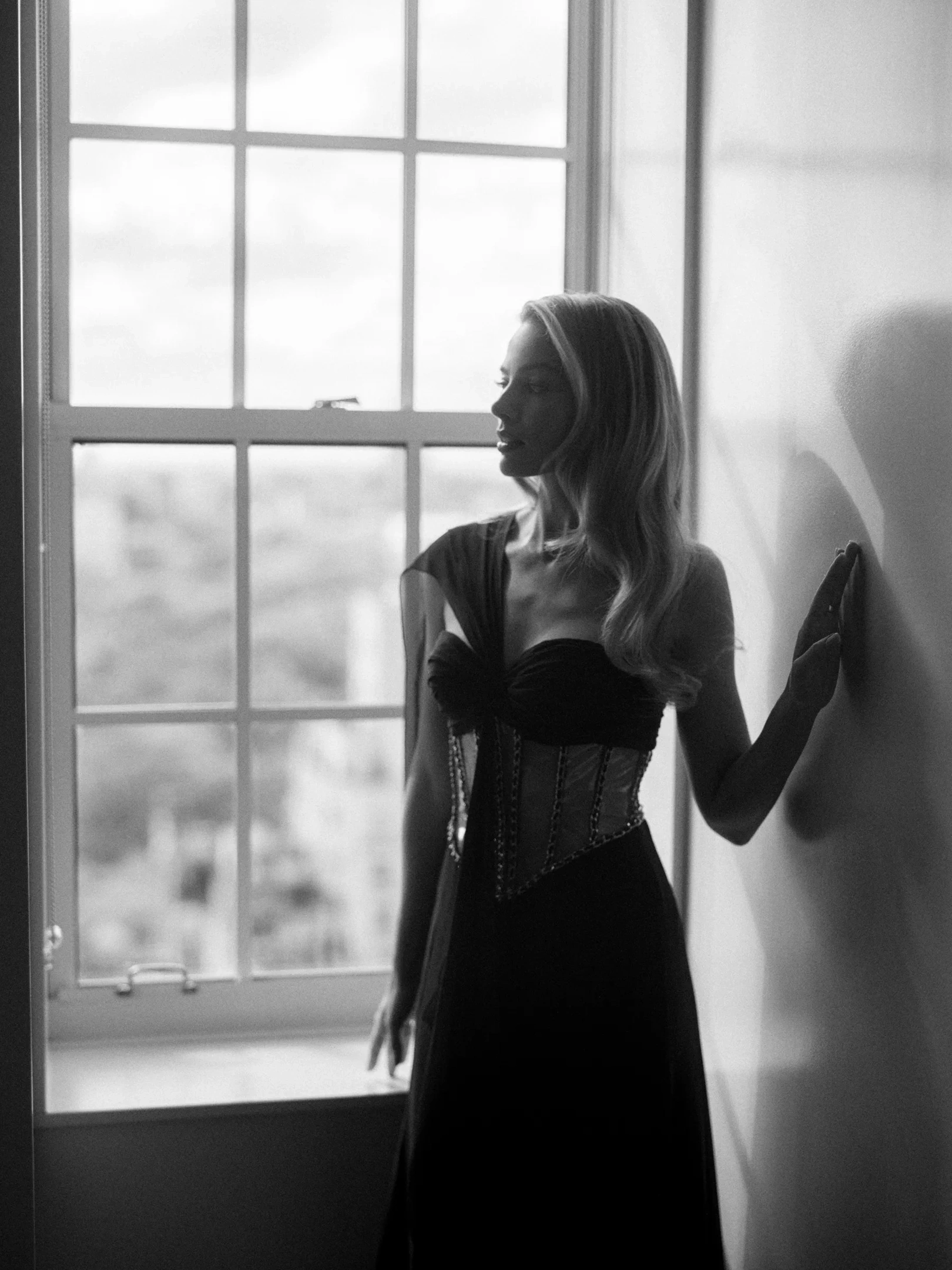 Марго Робби — Силуэт в утонченном свете - 1