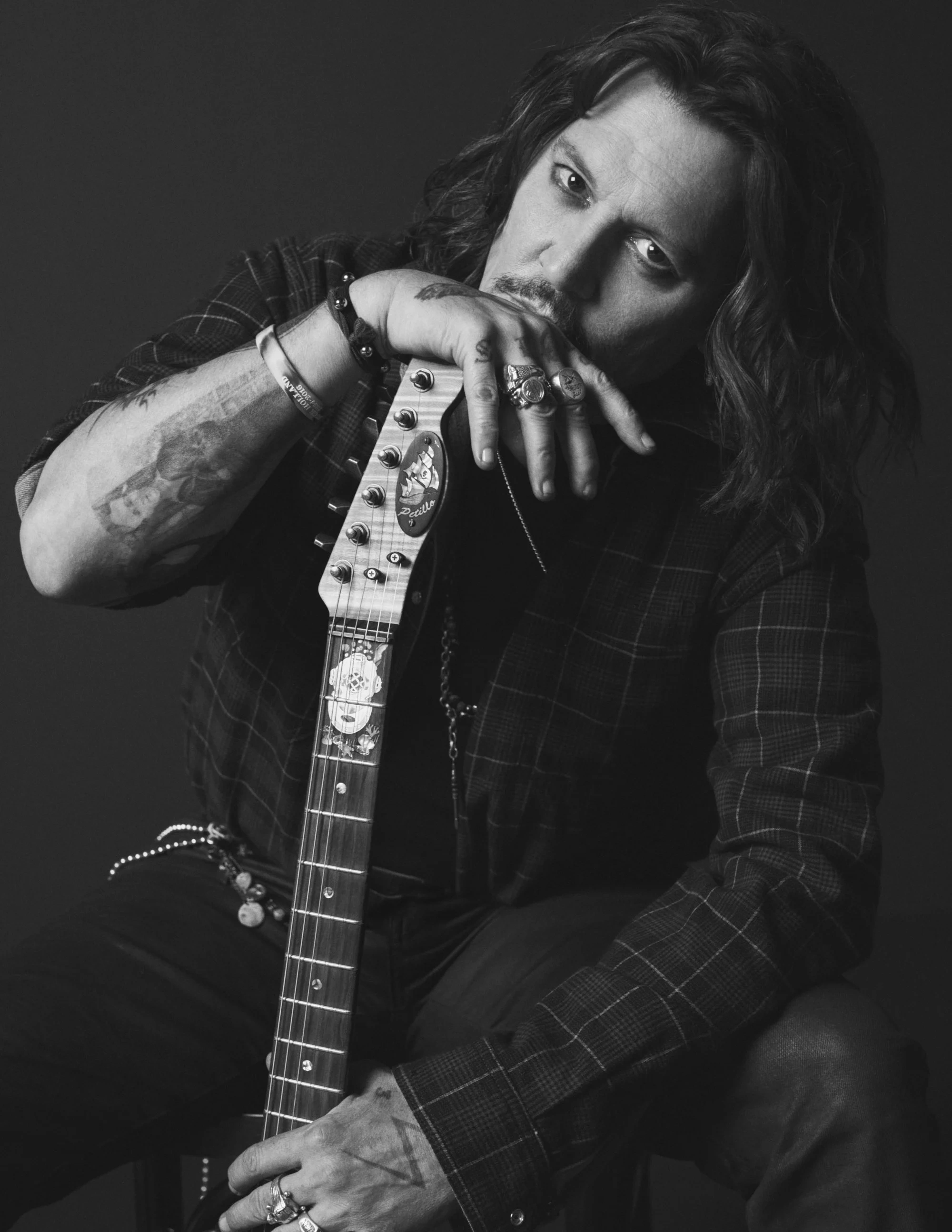 Джонни Депп с гитарой - 1