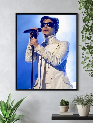 Prince в белом костюме на сцене - 4