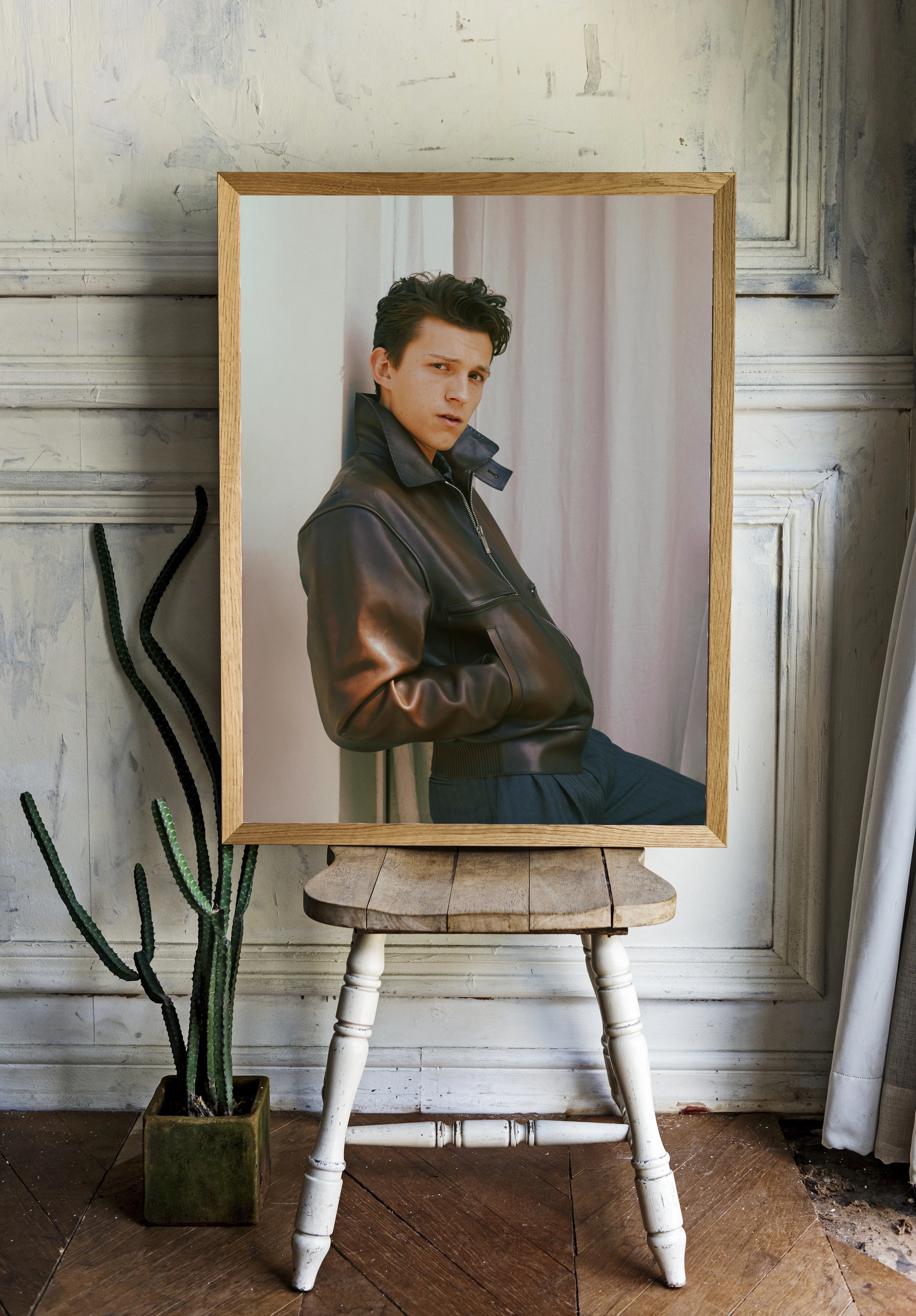 Том Холланд в кожаной куртке - 2