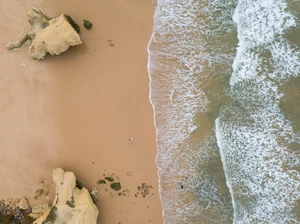 Морской прибой с камнями и песком - 1